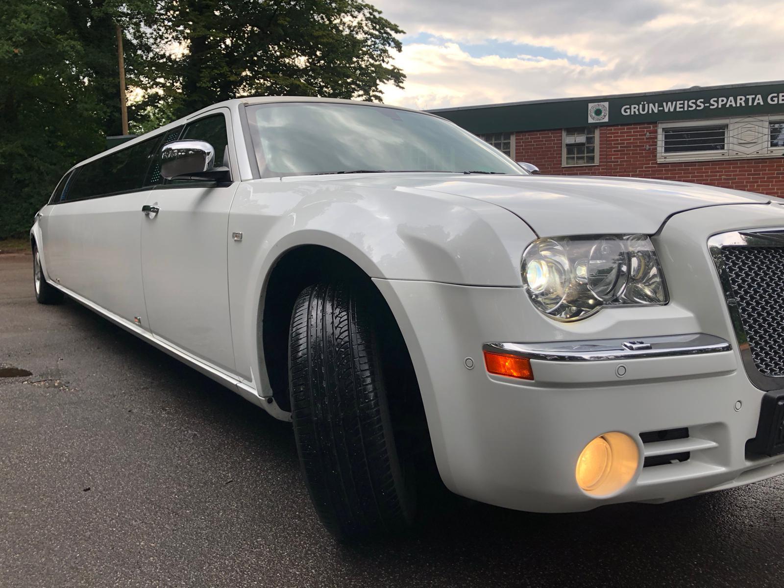 Weiße Chrysler Stretchlimousine Duisburg
